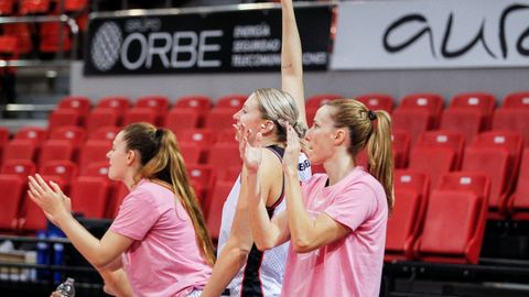 Jugadoras del Ensino celebran una canasta ante el Casademont Zaragoza