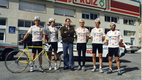 Evaristo Portela (izquierda) y Magn Froiz (en el centro, con corbata) en la presentacin del equipo de ciclocrs del Supermercados Froiz a finales de los aos 80.