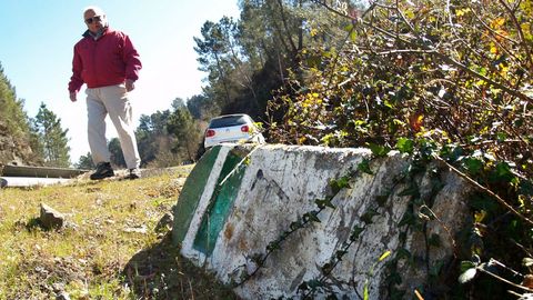 Mojn tumbado en la vieja C-533, a su paso por San Fiz de Asma