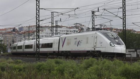 Un AVE de la serie 106 circulando por las inmediaciones de la estaci�n de Santiago, en una foto de archivo.