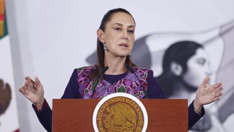 La presidenta de M&eacute;xico, Claudia Sheinbaum, habla durante una rueda de prensa este jueves, en el Palacio Nacional, en Ciudad de M&eacute;xico.