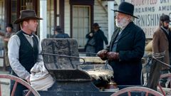 Donald Sutherland (derecha) junto a su hijo Kiefer Sutherland en un fotograma del film Forsaken, que protagonizaron juntos en el ao 2015