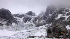 Nevada en el mes de junio en el refugio de Jou de los Cabrones, en Picos de Europa