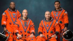 La tripulaci�n de Artemis III posa para una foto oficial en sus trajes espaciales naranjas (de izquierda a derecha: Andre Douglas, Luca Parmitano, Randy Bresnik y Frank Rubio).