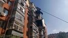 Fotograma de uno de los vdeos difundidos por medios chinos del telefrico casero con el que Wang sube a su casa.