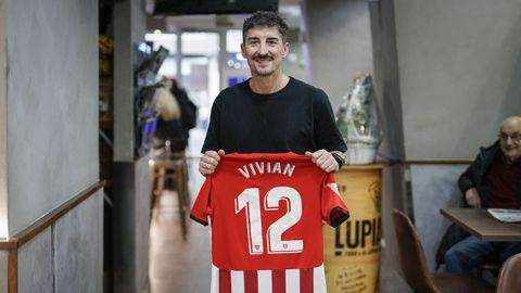 scar Vivian posa en su bar con la camiseta de su primo