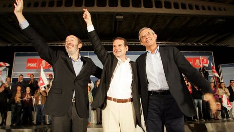 Rubalcaba en el 2007 en Vigo junto a Prez Tourino y Abel Caballero, candidato socialista a las municipales en Vigo
