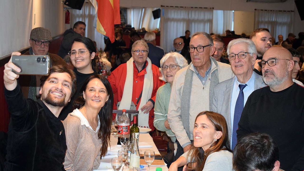 Un abrazo en Argentina entre valgueses de los dos lados del Atlántico