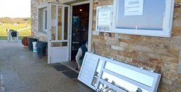 En la imagen reparando los da�os ayer en el bar restaurante de la playa de As Catedrais en Ribadeo. 