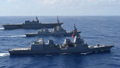 La Méndez Núñez navegando con las dos unidades de la Armada de Japón.