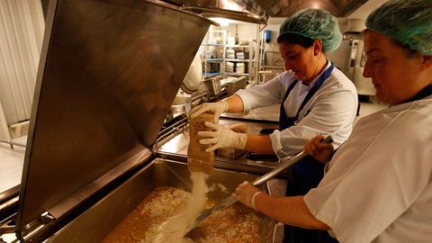 Más de 200 profesionales trabajan estos días en la cocina del Hospital Universitario A Coruña para elaborar los menús de Navidad.