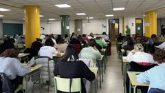 Estudiantes examinndose en la UNED de Ourense