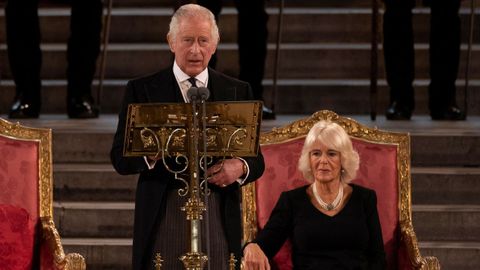 Carlos III, este lunes, junto a la reina consorte Camila, durante su intervencin ante las dos Cmaras del Parlamento britnico en el palacio de Westminster