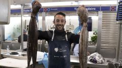 En la imagen, un placero del Mercado de A Magdalena con dos hermosos ejemplares del cefal�podo