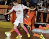 Bebe presionado por H�lder en el triunfo naranja de hace un a�o. 