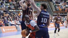 Macachi Braz maneja el bal�n entre dos rivales del Tizona.