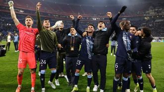 Los futbolistas del Celta, celebrando el triunfo celeste en Lyon.