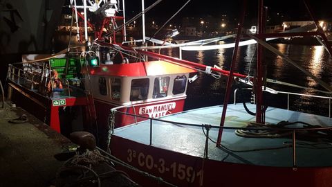 San Manuel, pesquero con base en Laxe precintado en el puerto de Ribeira tras ser sorprendido por Gardacostas con 340 kilos de centolla en ocho salabardos, superando los topes por embarcacin y da, y 200 atrapados en los mios que tena calados en el mar