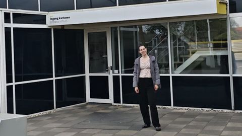 Andrea Carrasco, ante la sede de Zeelandia, la empresa en la que hizo pr�cticas en Holanda