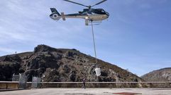 Endesa retira andamios de la presa del Eume con un helic�ptero