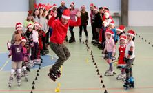 I�aki Ram�n Astuy volando sobre patines durante una clase de iniciaci�n con ni�os y adultos en Moa�a. 