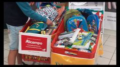 Imagen de archivo de una recogida de material escolar en Alcampo.