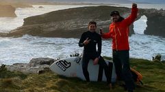 Carracedo junto al c�mara Willy Foxx en As Catedrais, donde logr� en marzo la primera muesca en su reto de surfear toda Espa�a y ayer compart�a las im�genes. Acostumbrado a lidiar con olas peligrosas, reconoce que fue una de las aventuras �m�s  heavys  de mi vida� y �me impuso mucho�, aunque �soy un profesional y realmente siempre hay un control base de todo lo que pasa�.