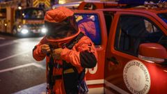 Como se ve en esta imagen de archivo, los bomberos usan unos trajes especiales, m�s gruesos que los de los apicultores, para evitar picaduras