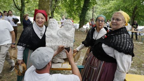 Uno de los canteros premiados realizando su obra en la Feira da Cantería, Callos e Artesanía de Parga.