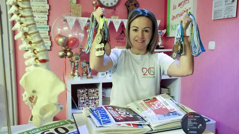 Ángela Torrente Insua, con sus trofeos en su centro Kirós de quiromasaje y masaje deportivo