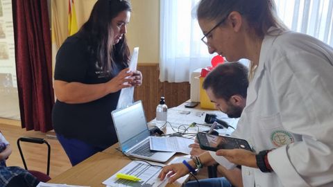 Uno de los equipos de enfermería desplazados por el Sergas a colegios gallegos para vacunar por vía intranasal
