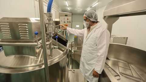 Juanjo Fraga, gerente del grupo Casa Barbeiro, en la quesería que abrieron recientemente en Alfoz