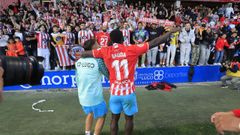 Mo Dauda y Chiqui abrazados delante de la grada de animaci&oacute;n