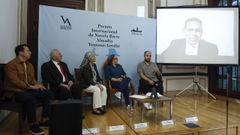 El escritor peruano David Silva Rojas (a la derecha en la pantalla) durante el acto de entrega del premio literario Almad�a-Ventosa Arrufat.