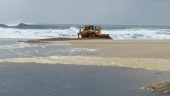La Xunta empieza a abrir al mar la laguna de Baldaio, tras cinco meses cerrada