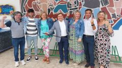 Juventino Trigo co bast�n de mando como alcalde de Fene, xunto cos seus concelleiros do BNG