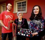 <span lang= es-es >Tres generaciones</span>. Virtudes P�rez Prol fue la primera collareira de la familia. Un oficio que hoy comparte con su hija, Mar�a Luisa Tri�anes, y con su nieto, Manuel Joaqu�n Otero.