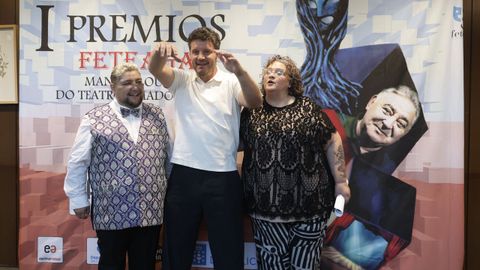 Xos� Antonio Touri��n, no centro, xunto a David V�zquez e Elena Varela, presidente e secretaria de Feteagal