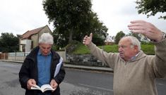 Los vecinos Juan L�pez y Jos� Horta explican, junto a la carretera que atraviesa el castro y con los restos de la muralla que rodeaba el asentamiento al fondo, los or�genes del n�cleo de A Barqui�a. 