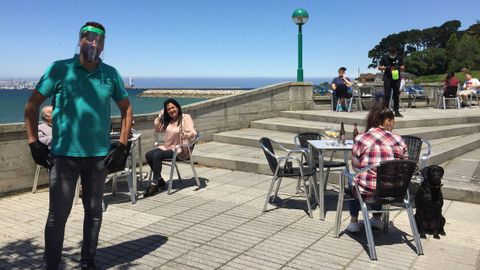  Bautista Barral ante la terrada del Brigantium Lounge en Santa Cristina