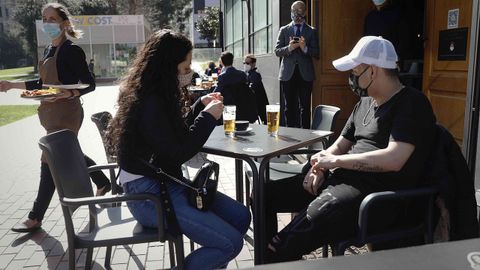Dos personas tomando algo en la plaza de Tabacos