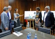 Lores y Rueda, a la izquierda, ayer con el panel de la obra, antes de firmar el acuerdo de cesi�n. 