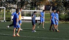Luisito, durante una sesi�n de entrenamiento corrigiendo la posici�n de sus hombres. 