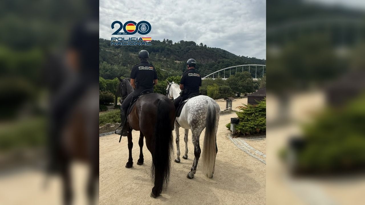 La Policía Nacional vigila a caballo el monte de Ourense para prevenir incendios forestales
