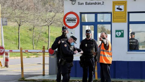 La Polic�a Nacional registra las instalaciones de Alu Ib�rica en Avil�s