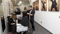Richard Lage empez� a trabajar con 15 a�os como aprendiz; hoy tiene un sal�n en Viveiro y una semana al mes trabaja en otro en Madrid