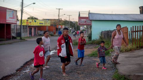 Una familia ind�gena venezolana llega a una parroquia cat�lica donde el sacerdote espa�ol Jos� L�pez Fern�ndez de Bobadilla sirve desayuno en Pacaraima, Roraima, Brasil, en la frontera con Venezuela