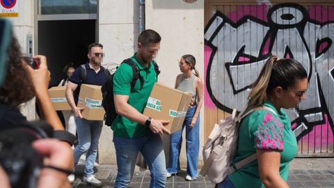 Agentes de la UCO salen del piso de Ábalos portando cajas.