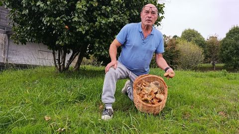 Jos Manuel Carreira muestra un cesto de nscalos recogido esta semana en los montes de A Picota