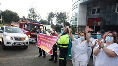 Un momento del emotivo homenaje de este miércoles a la sanitaria del hospital que se recupera de coronavirus